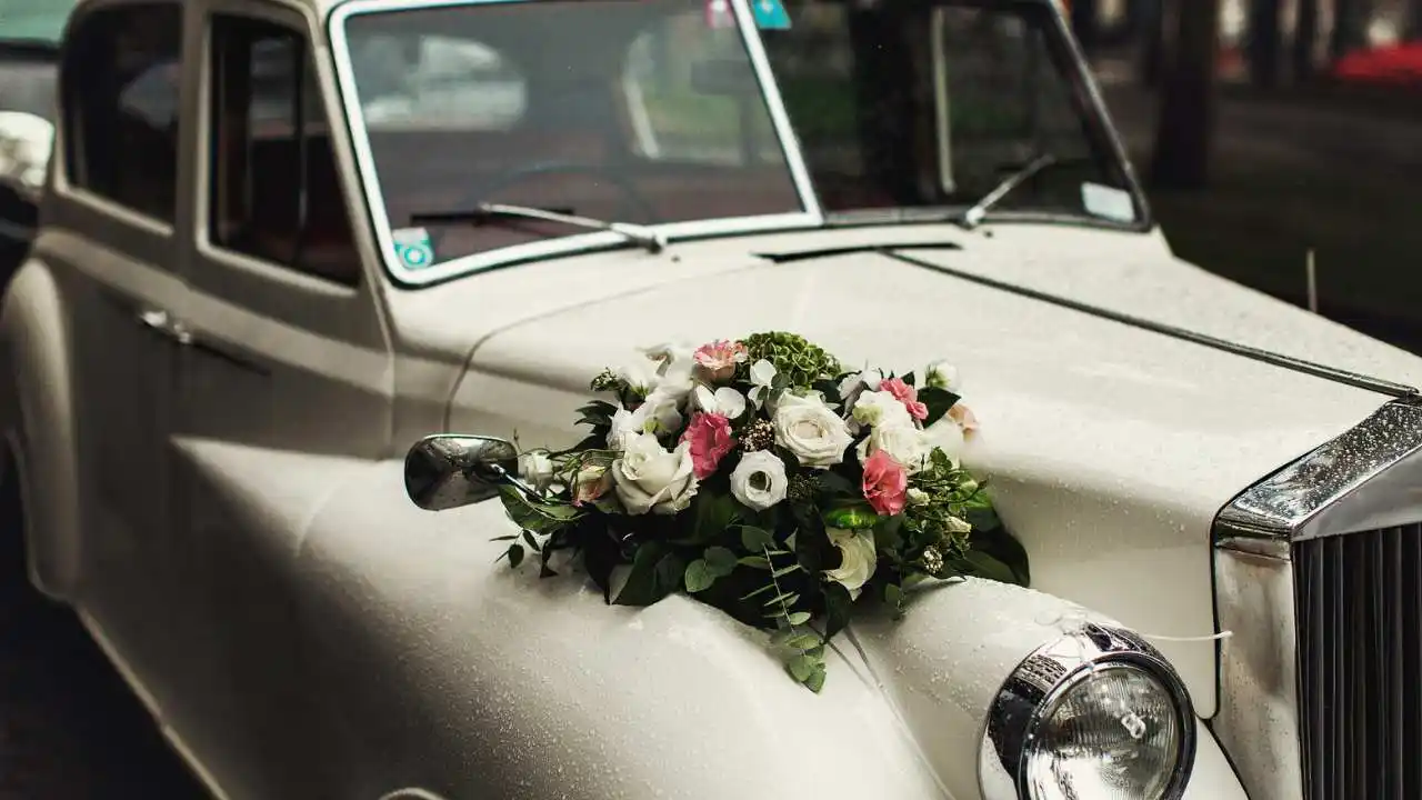 vintage car decorated for wedding
