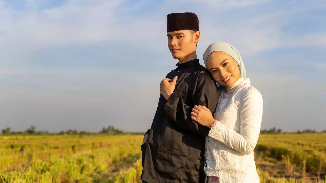 wedding photo of Malay couple in nature