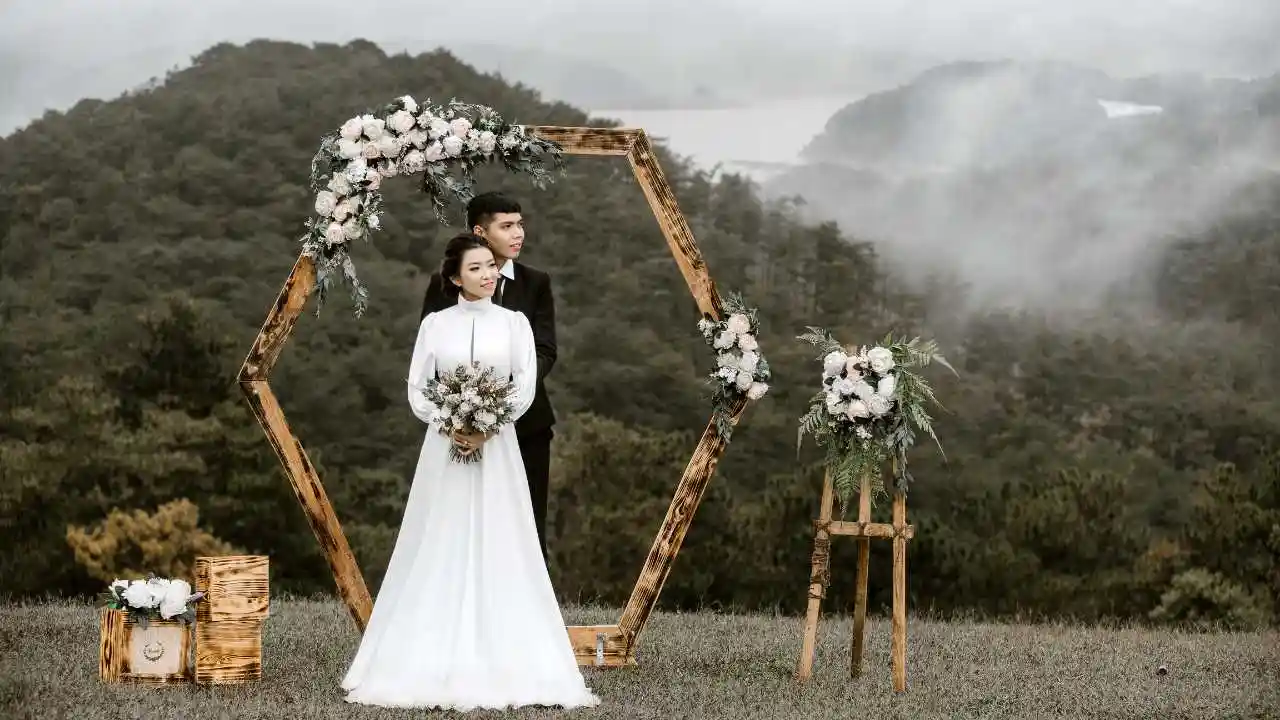 wedding photo of Chinese wedding in Malaysia, bride and groom , romantic photo in nature.